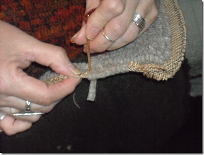 Shabby Sheep: Whipping an edge with wool strips~A little tutorial